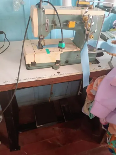 Máquina de costura industrial cobertura, jinji, funcionando perfeitamente.