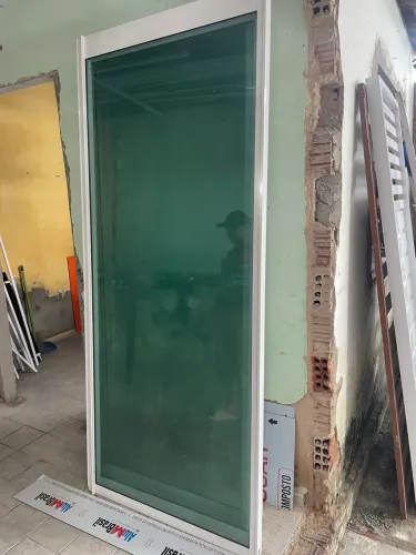 Porta de vidro e de alumínio