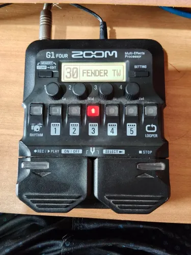 Pedaleira zoom g1 four
