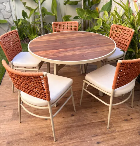 mesa  área externa , novo pouco uso 