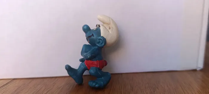 ANTIGO BONECO SMURFS SURFISTA HERING ANOS 80. SMURF RARO PORÉM SEM A PRANCHA.