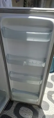 Vende-se geladeira eletrolux usada