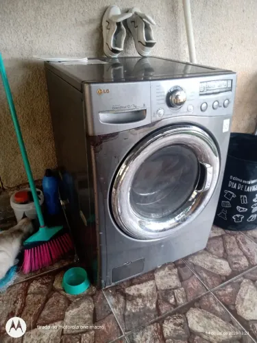 LAVA E SECA lg 220 VOLTS 900,00