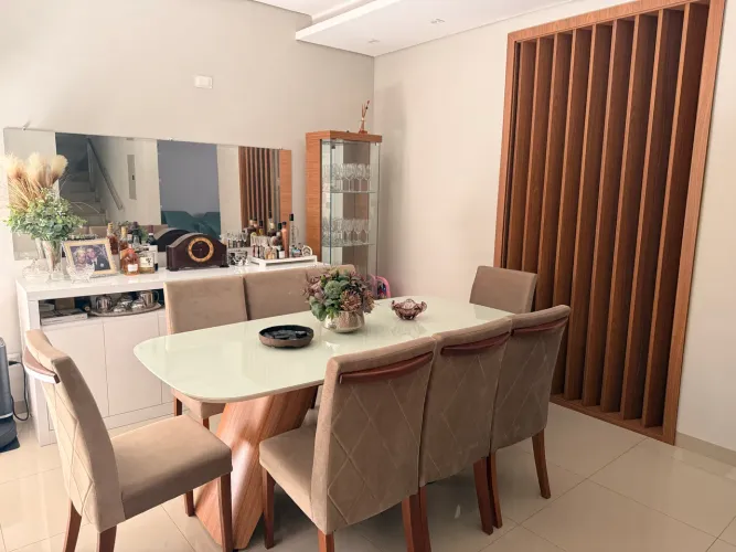 Vendo 8 cadeiras de sala de jantar