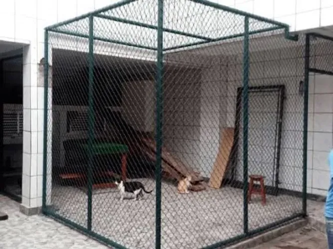Gatil com estrutura e rede para área de convivência