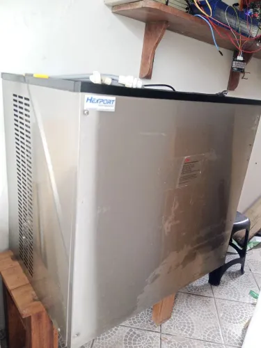 Máquina de gelo em cubo