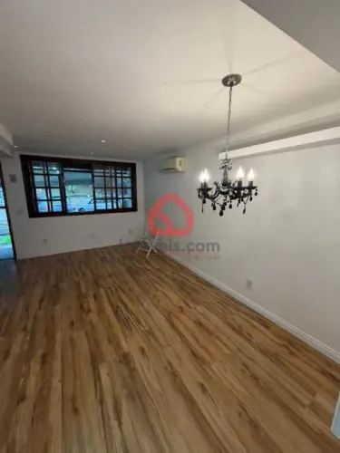 Casa em Condomínio : Triplex / Residencial / FREGUESIA (JACAREPAGUÁ)