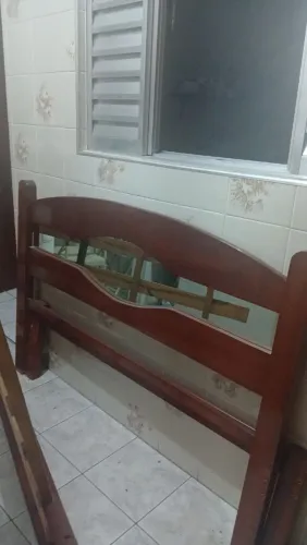 Cama Casal de madeira maciça com espelho