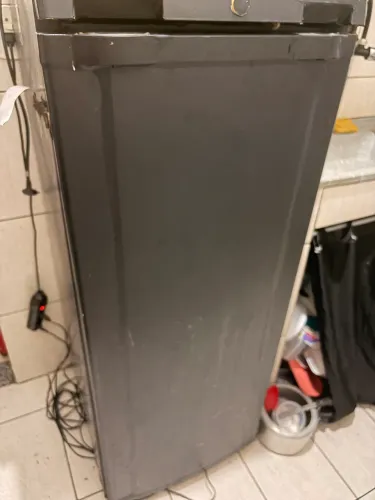 Geladeira preta envelopada