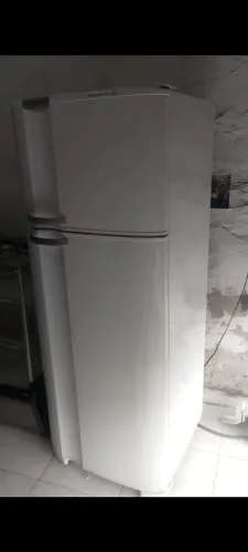 Geladeira grande branquinha e barato