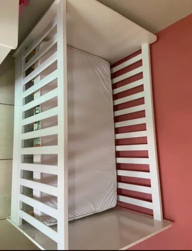 Berço Infantil Branco com colchão e rodinhas seminovo