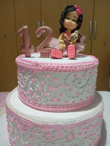 Bolo fake de aniversário com a boneca de biscuit 
