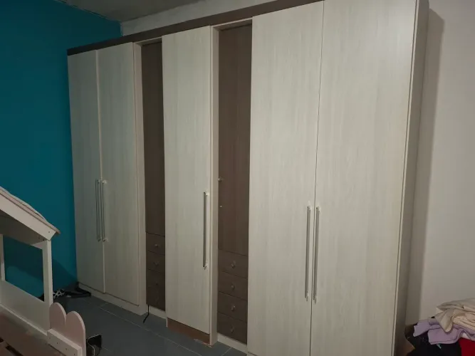 Guarda roupa de casal, bem espaçoso, em excelente estado