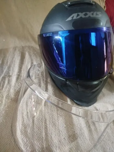 Capacete para ciclista viajar nas estradas
