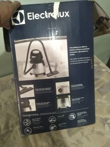 Vendo um aspirador de pó e água