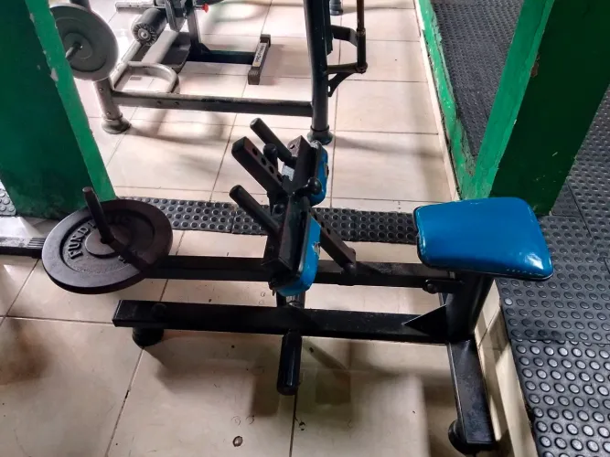 Vende-se um combo com três aparelhos de ginástica excelente para dona de academia