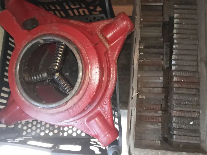 Máquina de fazer rosca em tubos e tarugos até 100 mm com todas as castanhas e cabo nova