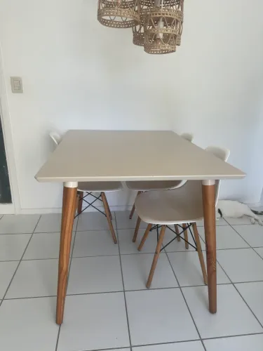 Mesa com 4 cadeiras