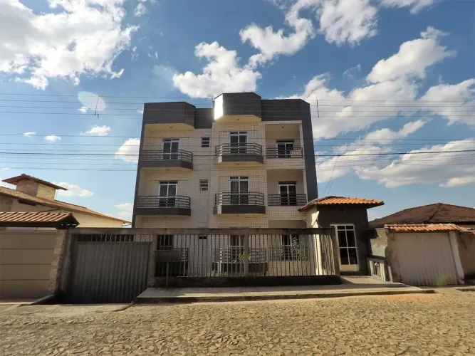 Aluga-se Apartamento Mobiliado em Carandaí - 3 Quartos com Área Externa