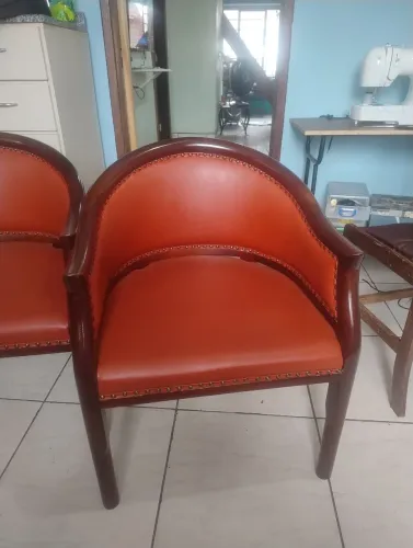 Cadeira em imbuia novas ideal para eventos e sala de espera
