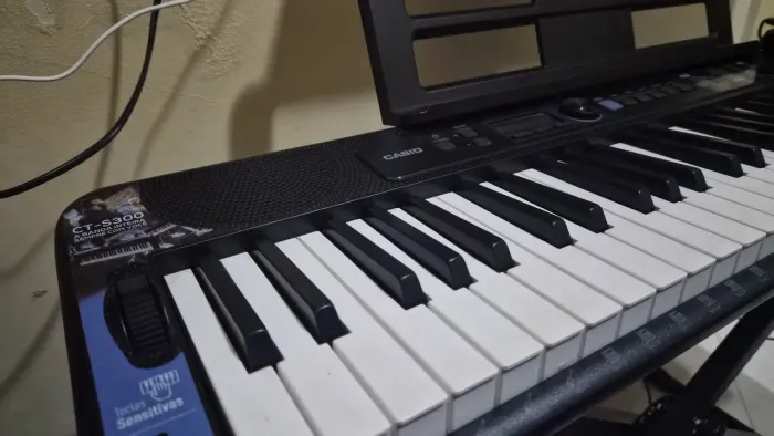 Teclado Casio com Teclas Sensitivas + Pedal Sustain + Suporte