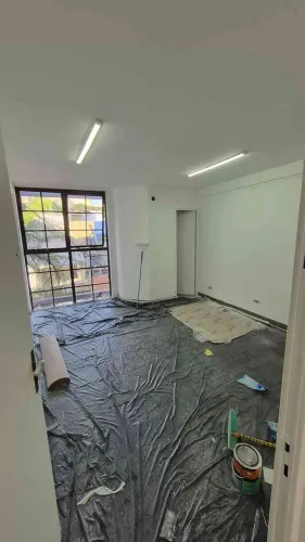 Sala no Centro Comercial Alphaville, primeiro andar e escada reta!