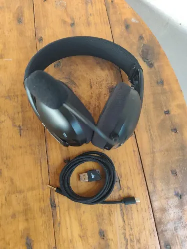 Vendo fone de ouvido gamer, menos de 1 ano de uso em perfeito estado.