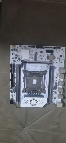 Placa mãe: x99 soyo c612<br>Processador: xeon 2680 v4 14/28<br>2 <br>SSD: 256gb Kingston Hyperx