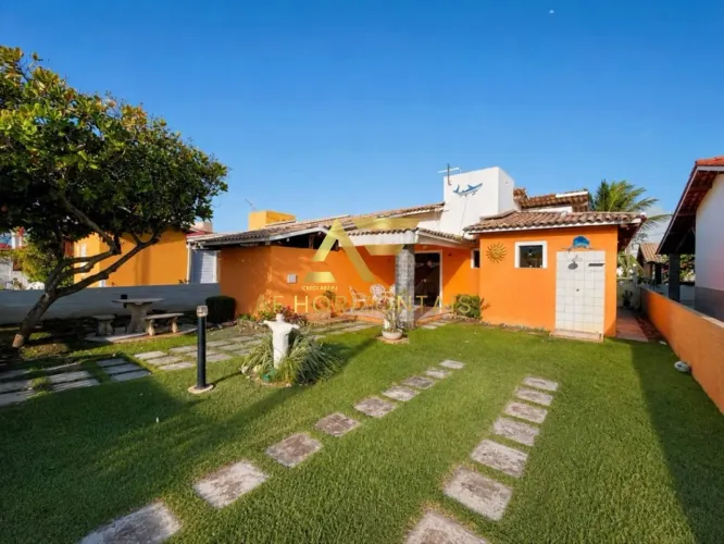 Casa com piscina no condomínio Riviera Del Mar, com 3 quartos (2 suítes).