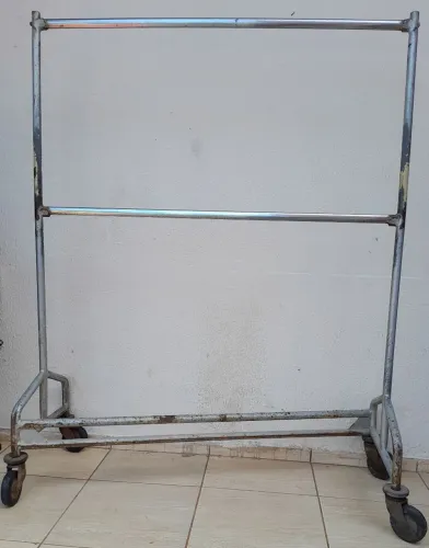 Arara de Roupas grande de Aço 