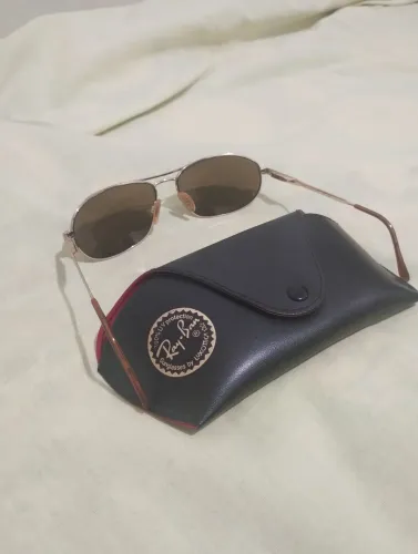 Óculos Ray-ban Aviator dourado usado.