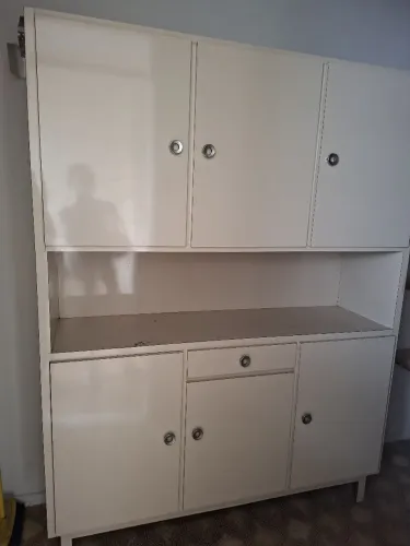 Armário de cozinha com material interno de madeira