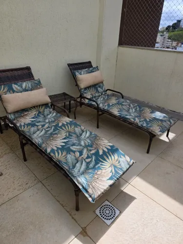 Espreguiçadeiras com mesa e colchonetes