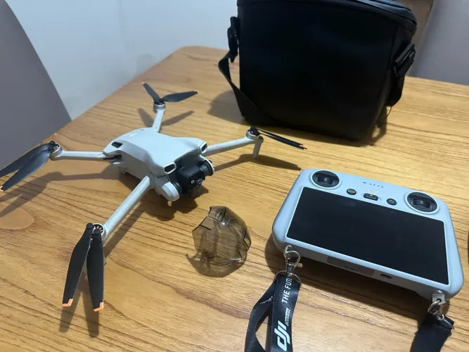 Drone DJI Mini 3 mais Controle com Tela