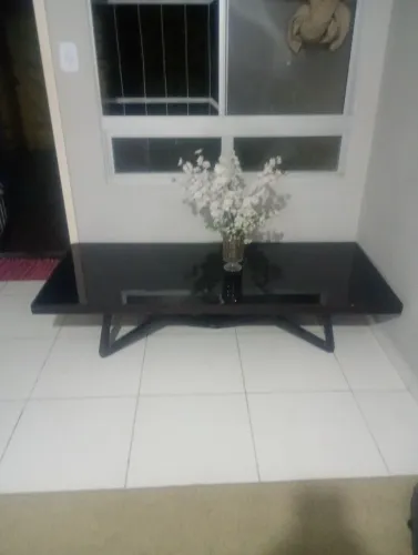 Mesa de centro,semi nova com vidro e ainda acompanha o vaso