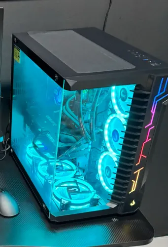 O processador é um AMD Ryzen 7 5700X com uma Gigabyte Radeon RX 7600 Gaming OC 8G.