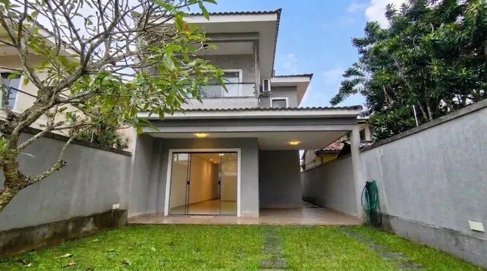 Casa de condomínio para venda possui 180 metros quadrados com 4 quartos