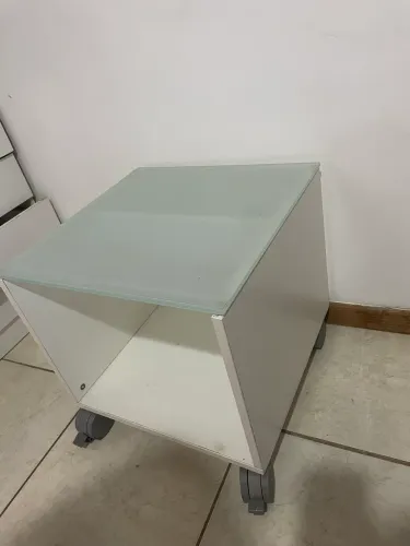 Mesa de Apoio com Tampo de Vidro e Rodízios