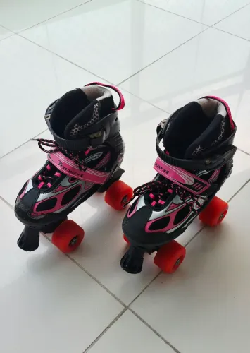 Patins 4 RodasTraxart Infantil Preto/Rosa com acessórios