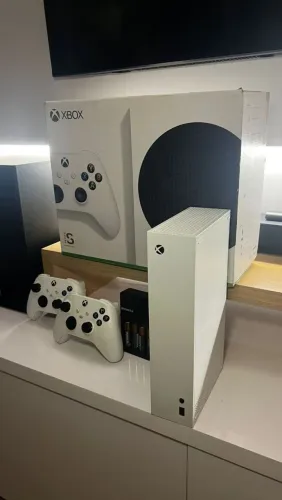 XBox Series "S" -IMPERDÍVEL- 2 controles / Nota Fiscal / na Caixa/ Carregador com 4 pilhas