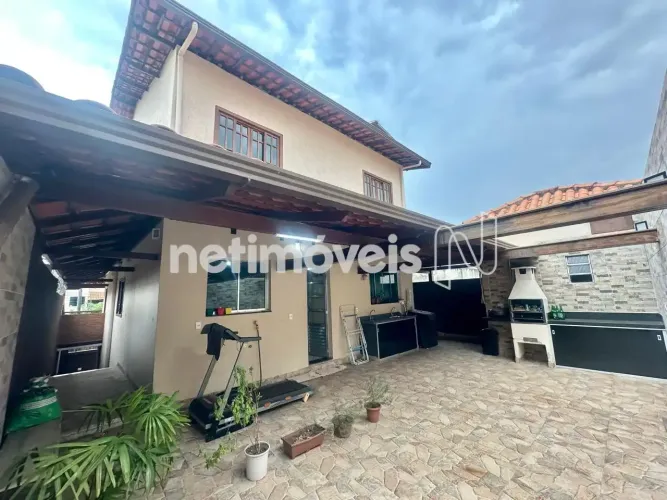 Casa estilo colonial em lote de 200m²;, no Bairro Vitória.