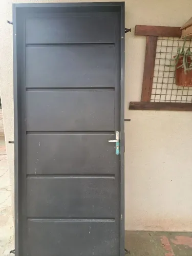 Vendo porta de ferro 