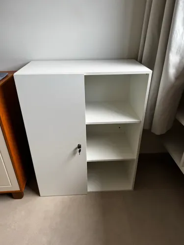 Armário Branco com Porta e Chave - Ótimo Estado