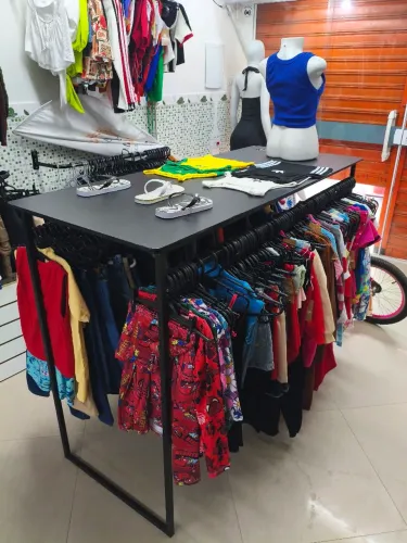 Mesa expositora com arara para loja