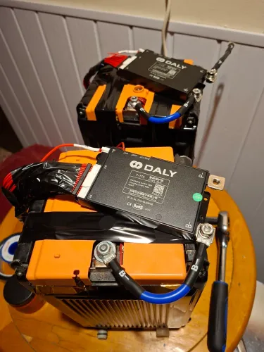 BATERIA VOLVO + BMS BLUETOOTH DALY 100A INSTALADA