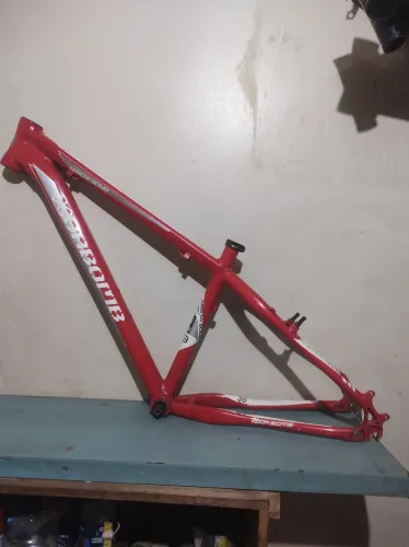 Quadro de bike aro 26 DaBomb Arrow bomb, tamanho 15 vermelho branco e cinza