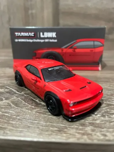 Miniatura Dodge Challenger Srt Hellcat Lbwk Tarmac 1:64