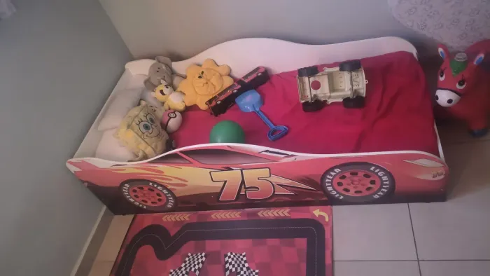Cama infantil dos carros menino