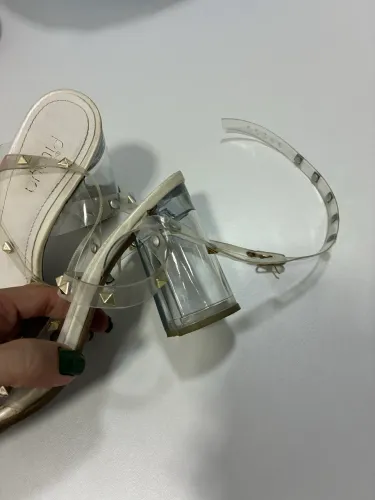 Sandália de tiras transparentes 