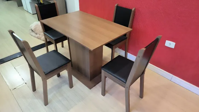Mesa 104cmx68cm com 4 cadeiras